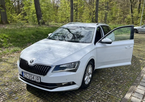 Skoda Superb cena 87900 przebieg: 88200, rok produkcji 2018 z Szczecin małe 29